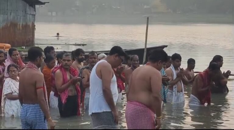 পূর্বপুরুষদের আত্মার শান্তি কামনায় তর্পণ, মহালয়ার সকালে মহানন্দার ঘাটে ধর্মীয় আবহ।