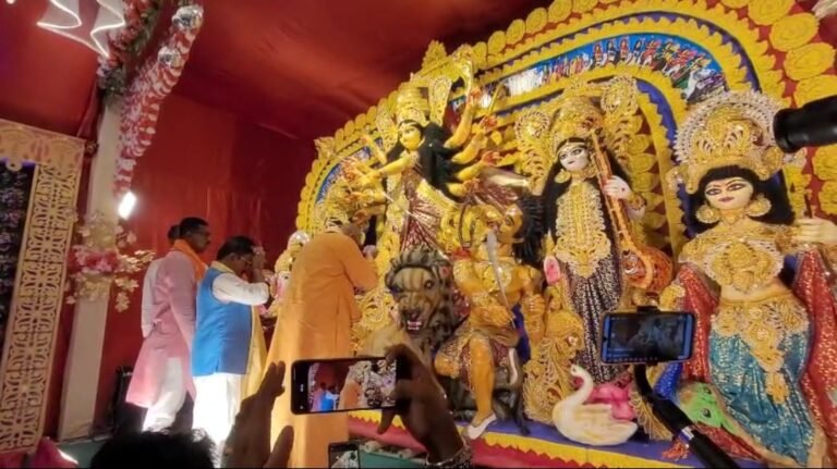 সুবর্ণজয়ন্তী বর্ষে ইউরেকা ক্লাবের দুর্গাপুজোর উদ্বোধন, সংবর্ধিত সমাজসেবায় যুক্ত বিশিষ্টজনেরা।