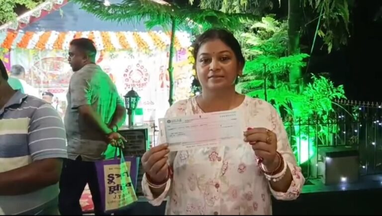 সাঁকরাইলে ২০০-রও বেশি দুর্গাপুজো কমিটিকে এক লক্ষ টাকার অনুদানের চেক প্রদান।