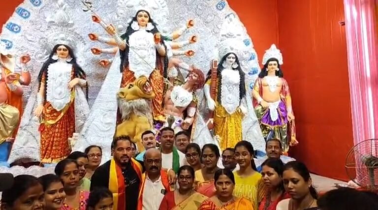 বেলুড়ে ৬৭তম বর্ষে বিকেপাল সর্বজনীন দুর্গোৎসব, মায়ের বোধনে এক মঞ্চে ইস্টবেঙ্গল-মোহনবাগান তারকা।