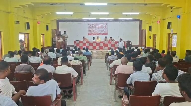 মালদার বৈষ্ণবনগরে দুর্গাপুজোর প্রস্তুতি তুঙ্গে, পুজো কমিটিগুলির হাতে অনুদানের চেক তুলে দিল প্রশাসন।