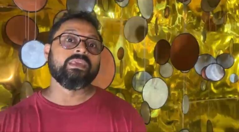 ভালোবাসা, মায়া-মমতা ও মানসিক শান্তির বার্তা, উল্টোডাঙা বিধান সংঘের পুজোয় শিল্পী কৃষাণু পালের ভাবনা ‘অমূর্ত’।