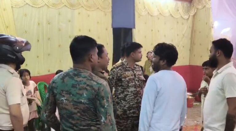 পুজোর আনন্দে যাতে না পড়ে বিঘ্ন, জটেশ্বরে নিরাপত্তা নিশ্চিত করতে পথে পুলিশ আধিকারিকরা।