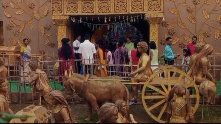 হারিয়ে যাওয়া গ্রামবাংলার ঐতিহ্য ফিরিয়ে আনতে হুমগড়ের পুজো, থিম ‘নিরুদ্দেশের খোঁজে এক অন্তহীন গল্প’।