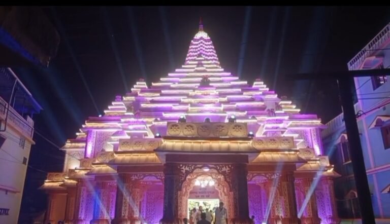 অযোধ্যার রাম মন্দিরের আদলে দুর্গামণ্ডপ, ২৫তম বর্ষে নজর কাড়ছে গড়বেতার লাপুরিয়াডাঙ্গা।