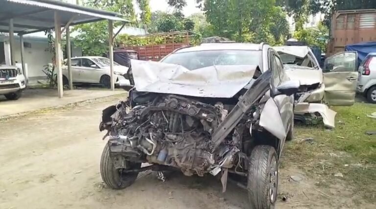অষ্টমীর অঞ্জলি দিতে বাড়ি ফেরা হলো না, সপ্তমীর সকালে মাথাভাঙ্গায় ভয়াবহ দুর্ঘটনায় আহত একই পরিবারের ৪ জন।