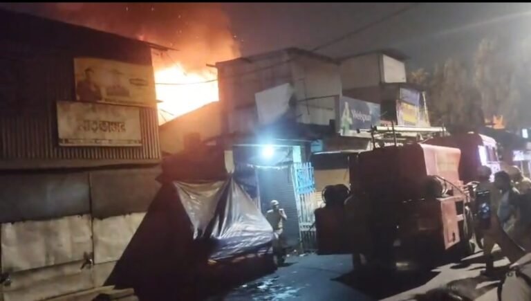 পুজোর মরশুমে সর্বস্বান্ত ব্যবসায়ীরা, বাঘাযতীন বাজারের অগ্নিকাণ্ডে ভস্মীভূত লক্ষ্মীপুজোর সামগ্রীও।