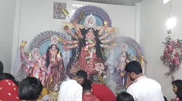 চারদিনের উৎসব শেষে দেবী বিদায়ের পালা, আইহোর বক্সীনগর তরুণ সংঘে বিষাদের সুর।