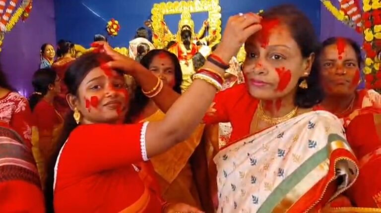 বিজয়া দশমীতে সিঁদুর খেলায় মাতলেন মহিলারা, উৎসবের আবহে রঙিন পশ্চিম মেদিনীপুর।