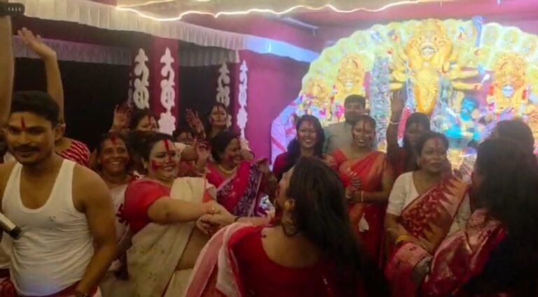 সিঁদুরের রঙে রঙিন বিজয়া দশমী, হরিশ্চন্দ্রপুরের ঘোষপাড়া সার্বজনীন দুর্গাপুজোয় উৎসবের আবহ।