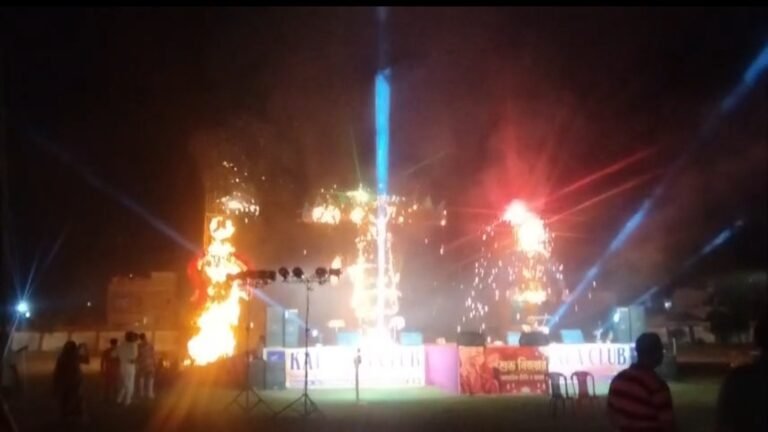 রাম-লক্ষ্মণের তিরে দহন রাবণের বিশাল প্রতিকৃতি, দশেরা উৎসবে মাতল মালদা।