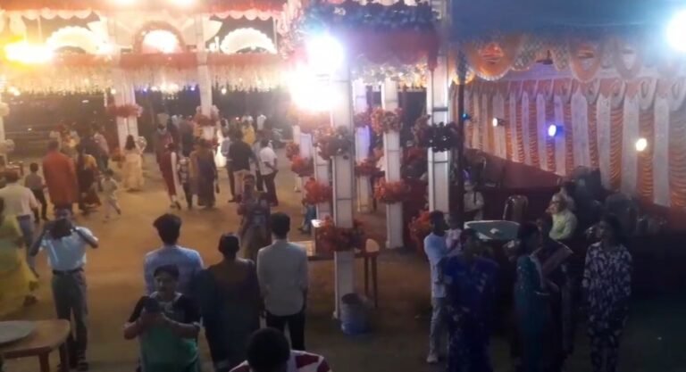 ১৯০৭ সাল থেকে ঐতিহ্য অটুট, চকভবানী কালীবাড়ির দুর্গোৎসবে ভক্তদের ভিড়।