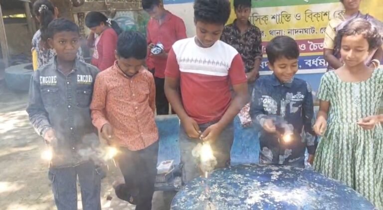 অনাথ আশ্রমে দুর্গাপুজো হয়নি, নতুন জামা ও রংমশালে কচিকাঁচাদের মুখে হাসি ফোটাল মন্তেশ্বরের পরিবার।