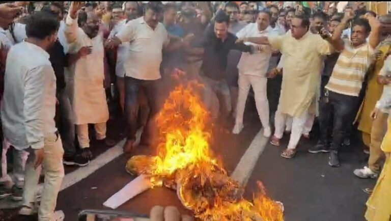 খড়্গের মন্তব্যের প্রতিবাদে ধর্মতলায় উত্তর কলকাতা বিজেপির বিক্ষোভ, পোড়ানো হল প্রতীকী কুশপুতুল।