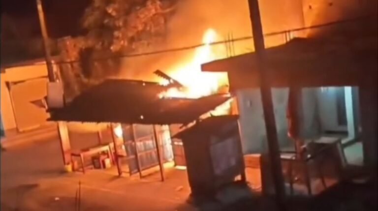 ক্যানিংয়ে গভীর রাতে ভয়াবহ অগ্নিকাণ্ড, পুড়ে ছাই পাশাপাশি থাকা দুই মিষ্টির দোকান।