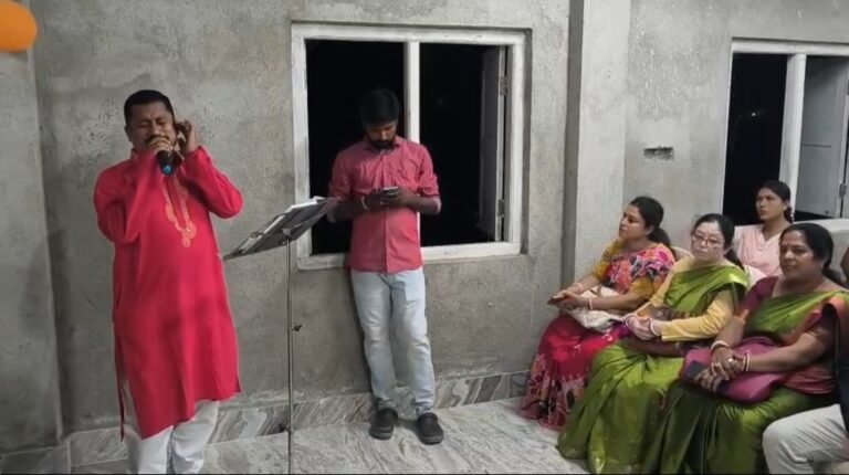 সৌহার্দ্য ও সম্প্রীতির বার্তায় হবিবপুর থানায় বিজয়া সম্মিলনী, সম্মানিত ট্রাফিক কর্মীরা।