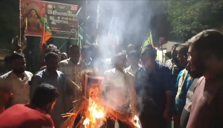 খাড়গের মন্তব্যের প্রতিবাদে গড়বেতায় বিজেপি যুব মোর্চার বিক্ষোভ, পোড়ানো হল প্রতীকী কুশপুতুল।