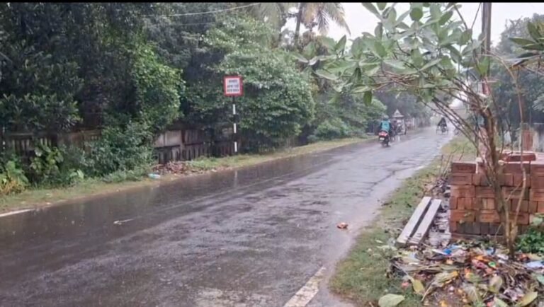 সকাল থেকেই বৃষ্টির দাপট, পশ্চিম মেদিনীপুরে বদলে গেল জনজীবনের চেনা ছবি।